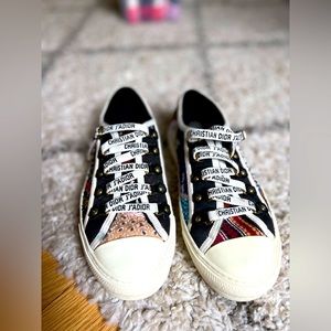 Authentic good condition. Use few time 8/10 small sign in front of the cloth